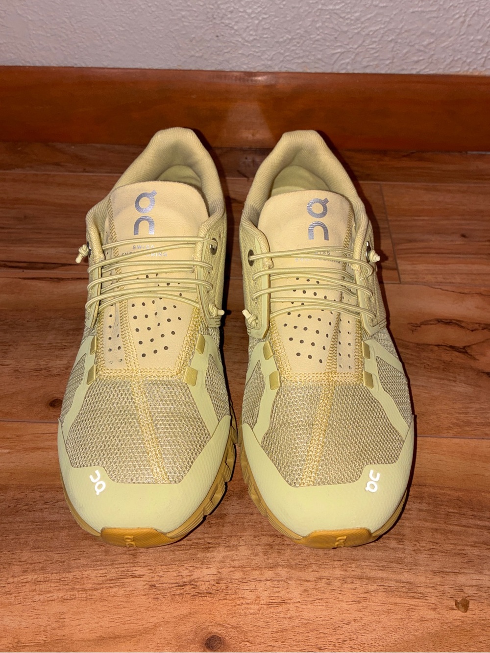 On Cloud Monochrome Women’s Athletic Running Sneakers, bright yellow - size 8